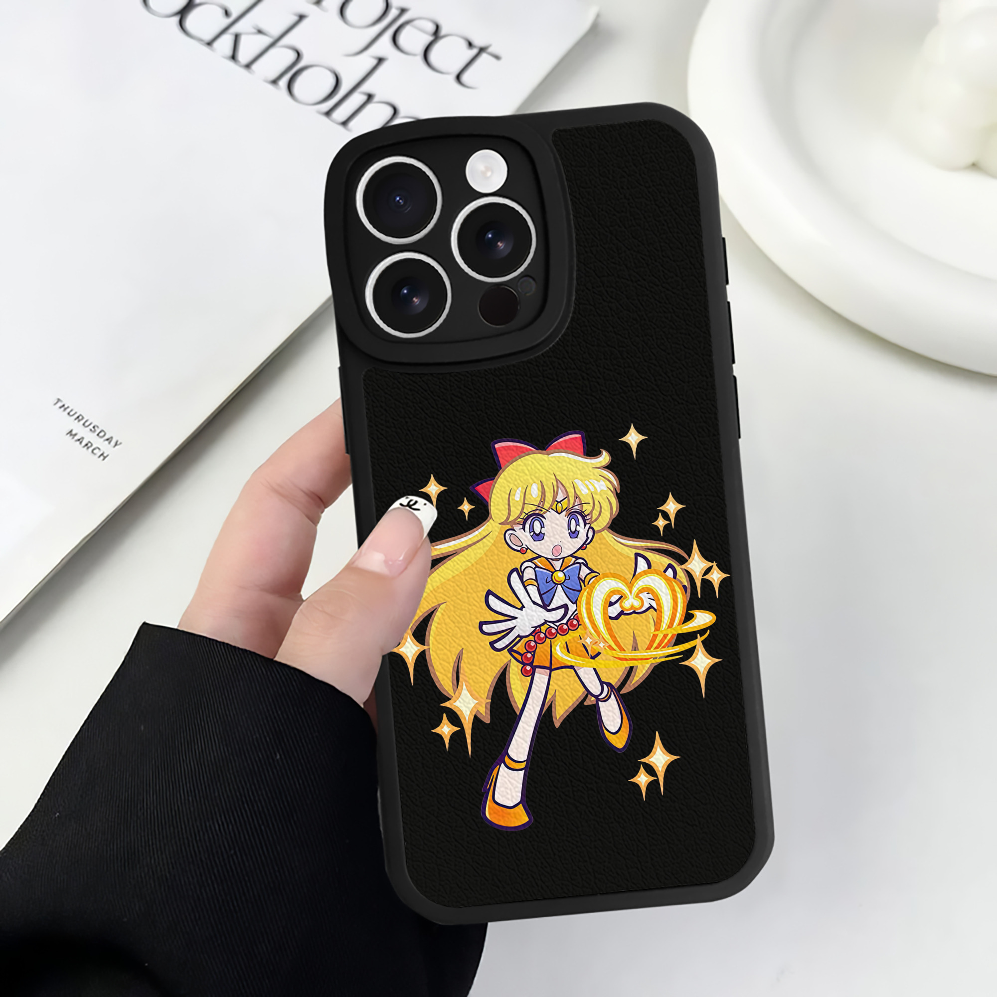 （画像用） 美少女戦士セーラームーン 愛野 美奈子 あいの みなこ Sailor Moon Aino Minako 【iPhone 16シリーズ対応】シリコンスマホケース（レザー調） 材質：シリコン